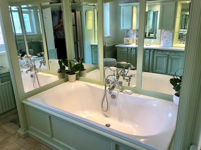 FAMILY BATHROOM/WC
